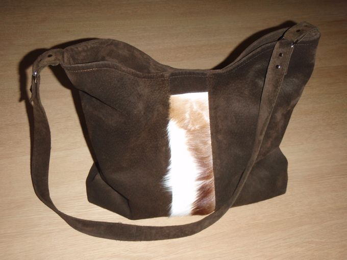 Taske i brun ruskind med stribe af springbuk.